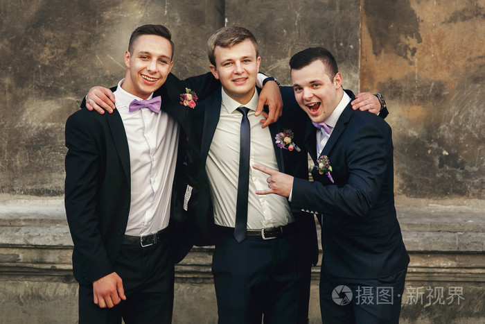 英俊的时尚新郎和伴郎