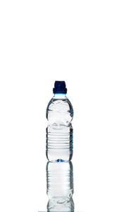瓶水隔绝在白色背景上