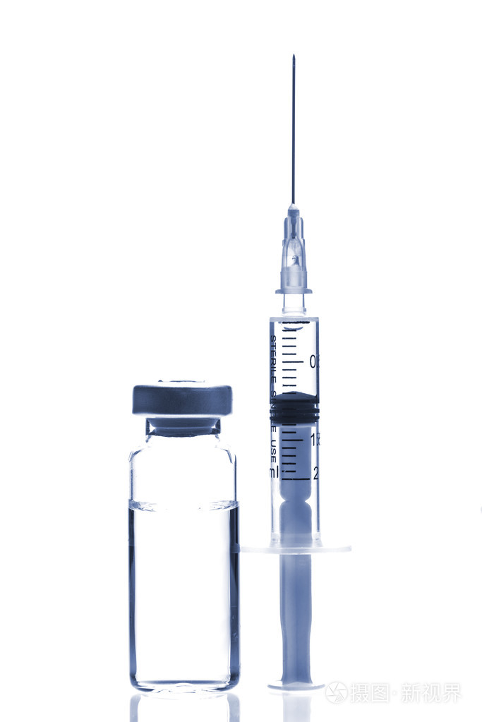 医学玻璃瓶和白色背景上的注射器