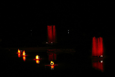 在晚上的五彩喷泉