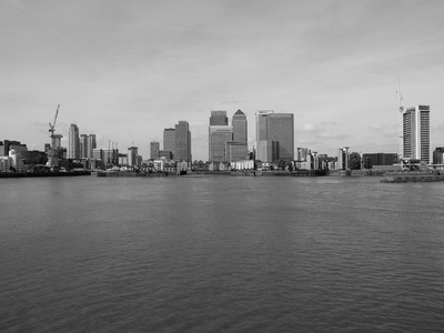 金丝雀码头的天际线在伦敦黑色和白色