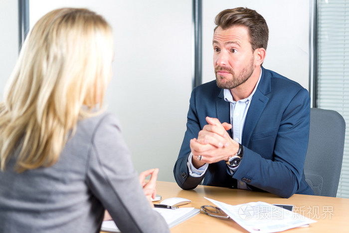 年轻有吸引力的雇主对一个女人做了一次面试
