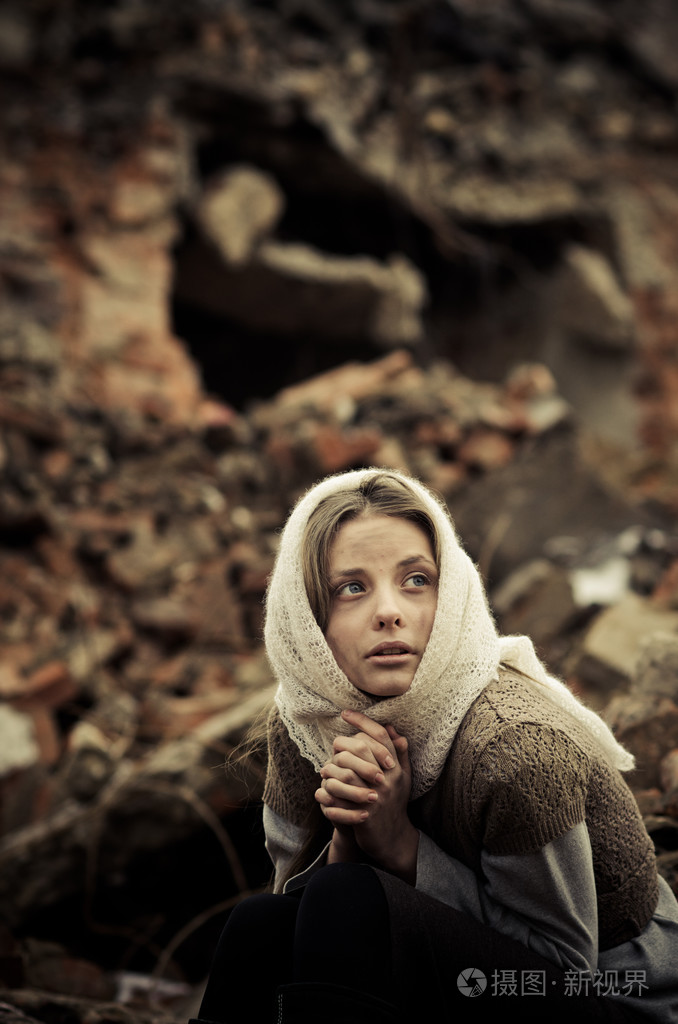 年轻的女孩穿着的可怜的毛衣和围巾