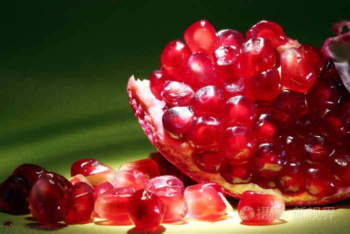 新鲜, 红石榴水果在深色背景上