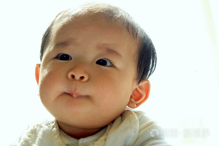 微笑的日本男婴0岁