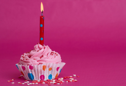 在粉红色的背景上美味的生日蛋糕