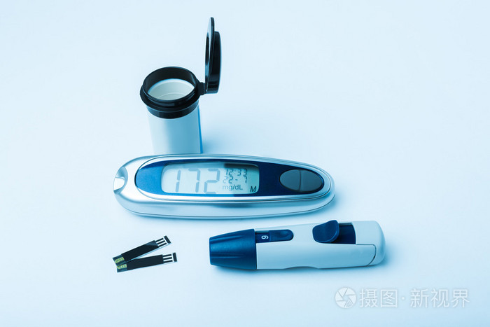 糖尿病的工具包，注射器笔与胰岛素和血糖仪 血糖