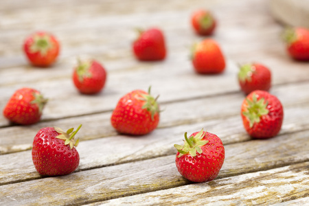 在一张桌子上的新鲜草莓