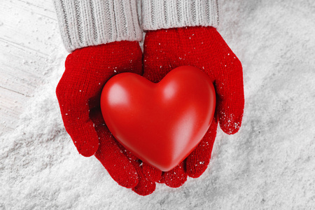 在温暖的红色手套的手