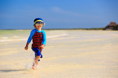运行的小男孩图片