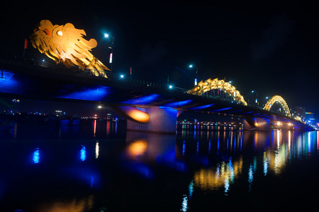 在越南岘港市龙大桥夜景