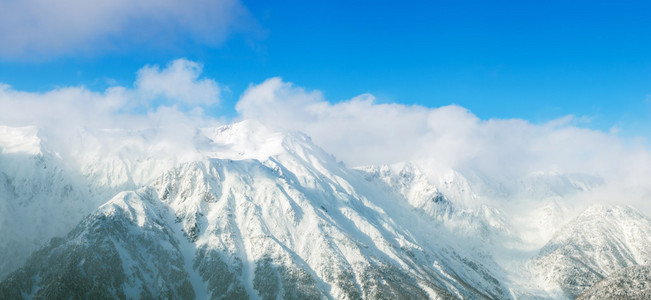 在 shinhotaka，日本阿尔卑斯山冬季武尊山风景