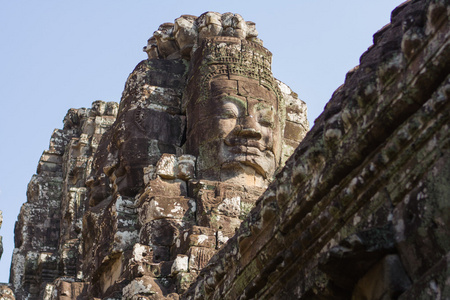 石头的头靠在吴哥巴戎寺塔 thom，柬埔寨