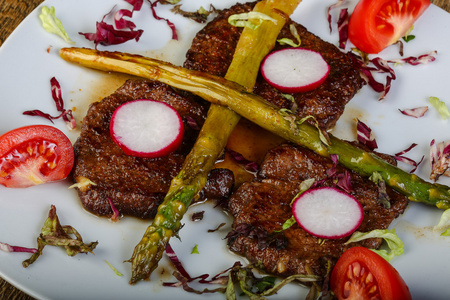 牛排配芦笋图片