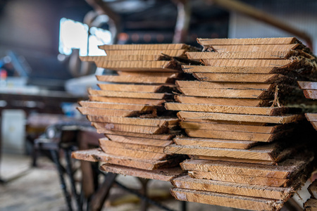 木工厂。 成堆的木板