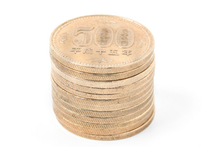 桩的 500 日元硬币日本钱在白色背景上照片