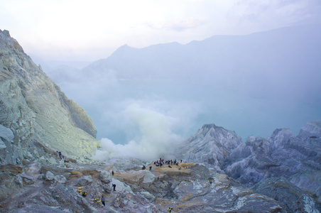 东爪哇 ijen 包含世界上最大酸性火山火山口湖，被称为卡瓦 Ijen 喷出硫磺的烟雾在早上。太阳是隐藏在雾中
