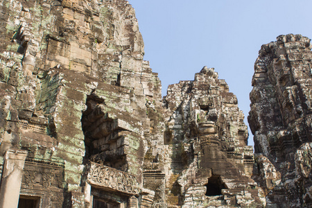 石头的头靠在吴哥巴戎寺塔 thom，柬埔寨