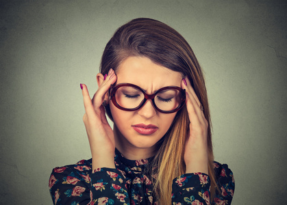 忧郁的年轻女子,在与担心眼镜强调面部表情照片