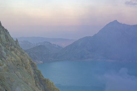 东爪哇 ijen 包含世界上最大酸性火山火山口湖，被称为卡瓦 Ijen 喷出硫磺的烟雾在早上。太阳是隐藏在雾中