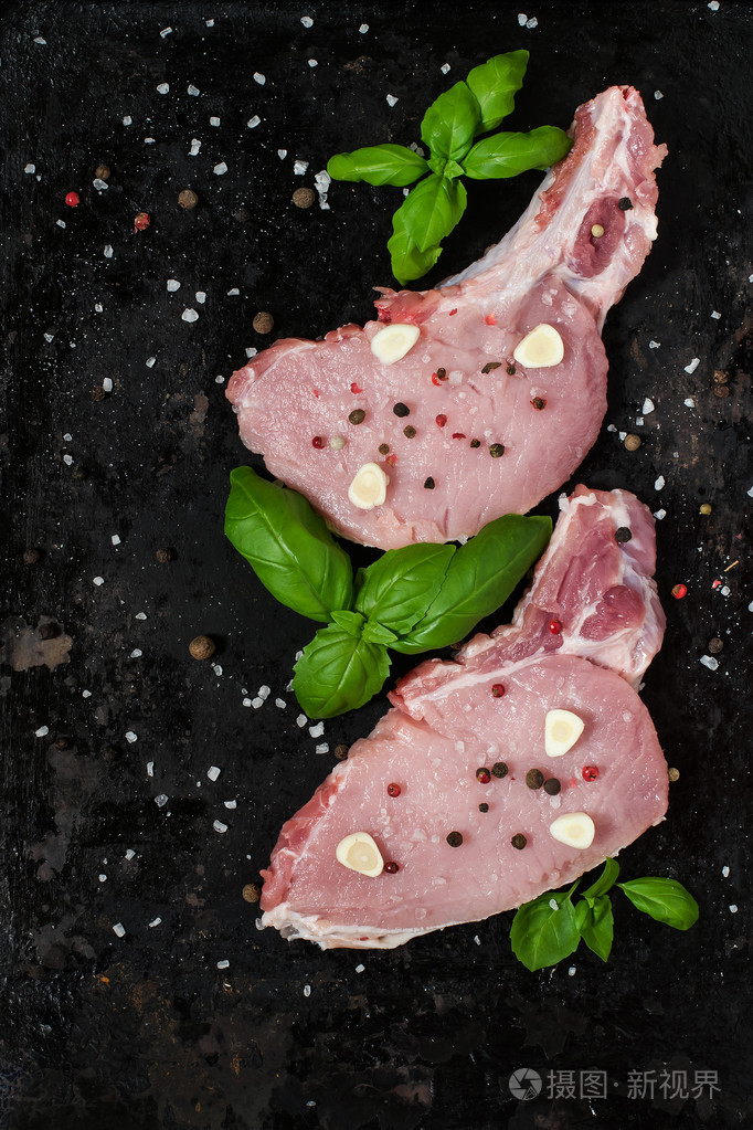 新鲜猪腰排加香料和罗勒