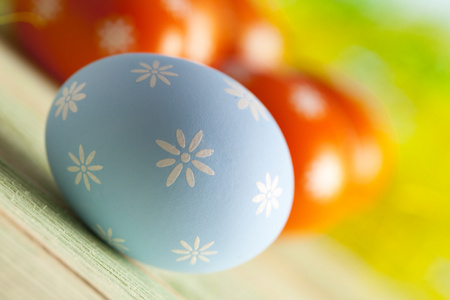 在自然背景上的蓝色复活节彩蛋。