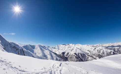 太阳星发光在白雪皑皑的山脉，意大利阿尔卑斯山