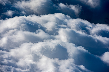 云在天空飞机