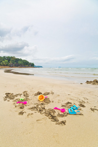 在海滩上的塑料玩具