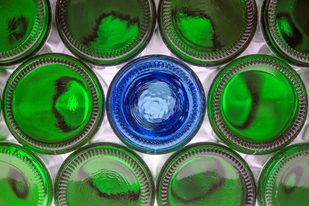 蓝色玻璃瓶中绿瓶子图片