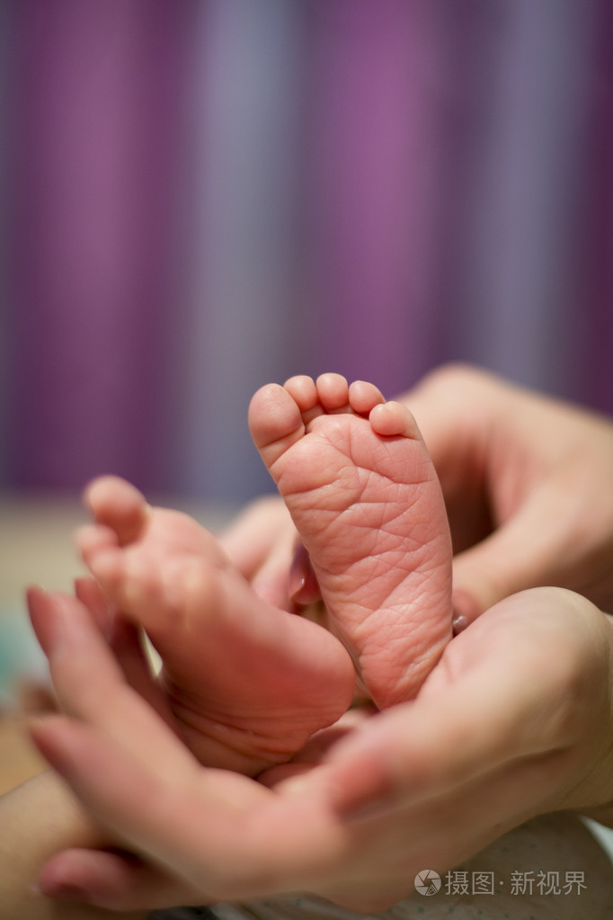 小小的婴儿脚