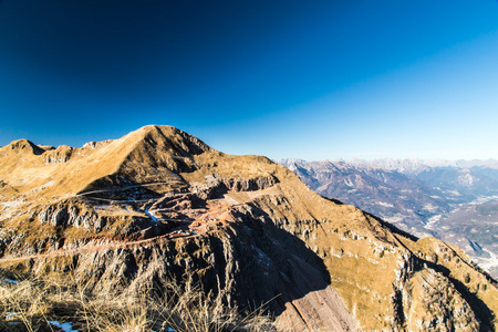 秋天的早晨，在阿尔卑斯山