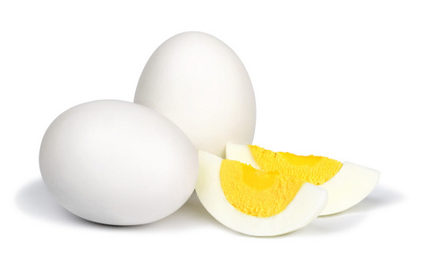 在白色背景上的煮的鸡蛋