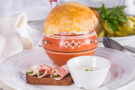 俄罗斯白菜汤煲烤下一层的面团图片
