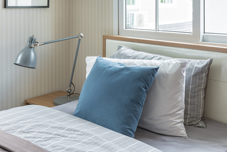 蓝色与现代灰色灯现代吸烟单床上的枕头