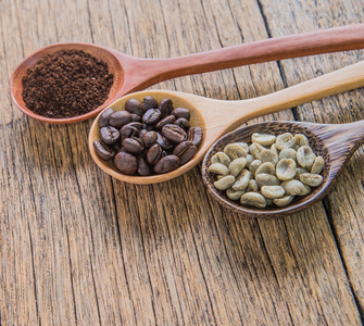 新鲜的咖啡豆，焙炒咖啡磨咖啡，木制的勺子