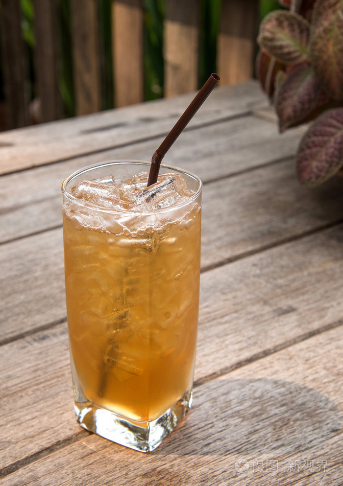 木制的桌子上的冰玻璃罗望子汁