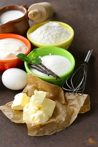 黄油 牛奶 鸡蛋 面粉和香草糖木背景上的做的酥馅饼成分