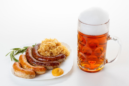 慕尼黑啤酒节菜单，大杯啤酒，一盘香肠和酸菜