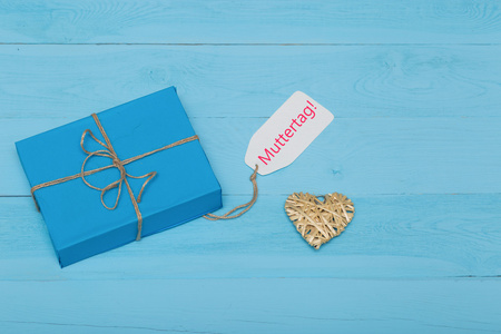 蓝色礼品盒用稻草心和母亲一天卡