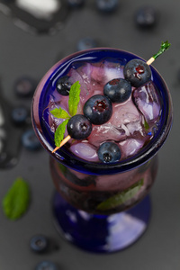 鸡尾酒与蓝莓