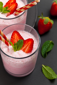 草莓酸奶奶昔图片