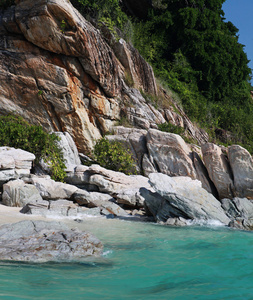 在夏天与岩湾