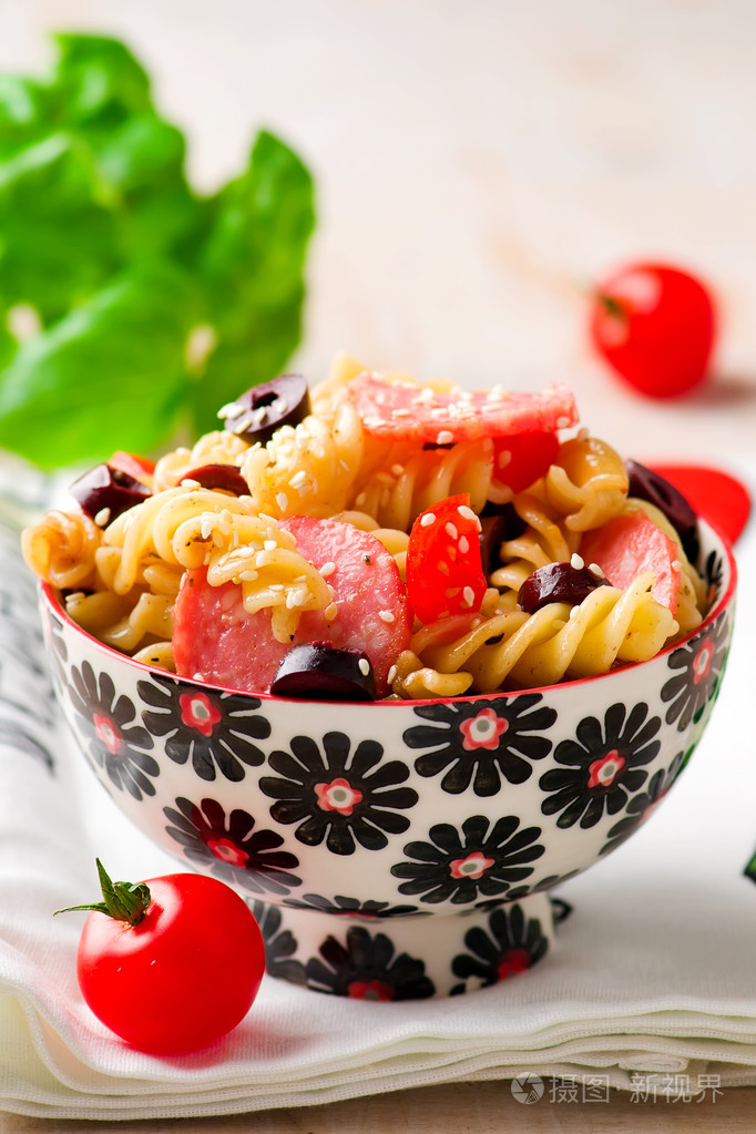 意面沙拉配香肠和蔬菜选择性的焦点