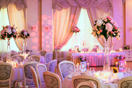 婚礼桌上的花装饰粉红色