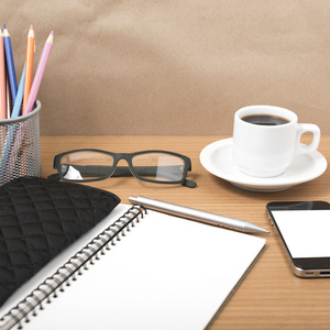 办公桌  咖啡与电话，记事本，眼镜，钱包，颜色