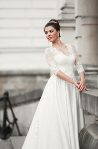 与豪华的白色连衣裙，构成古城中的美新娘
