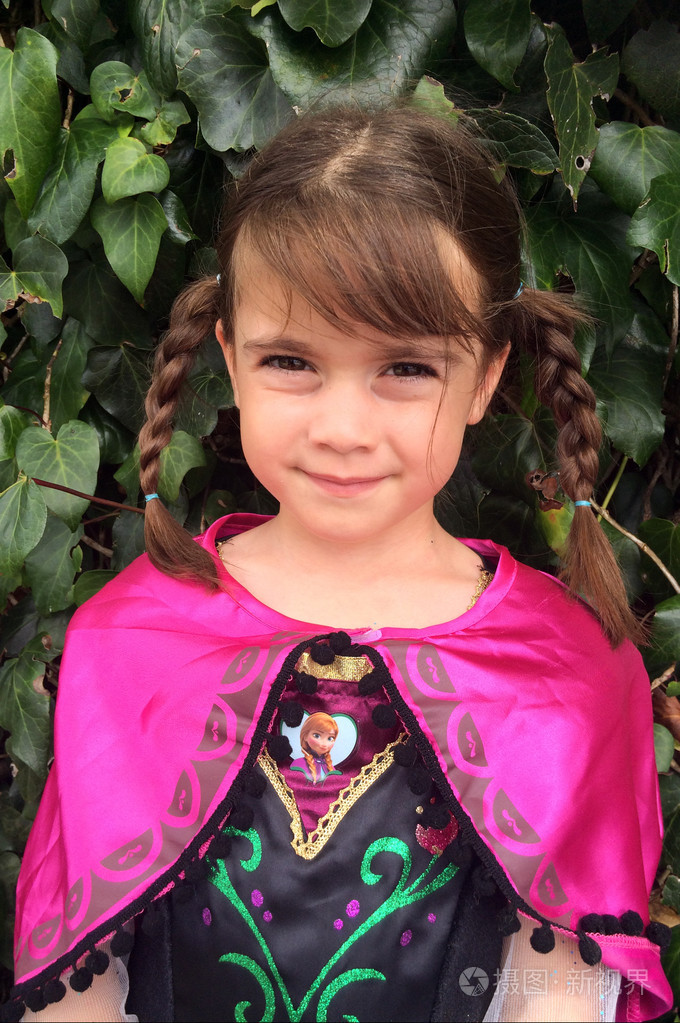 女孩打扮成安娜冷冻电影里的明星在 purim 犹太人假日