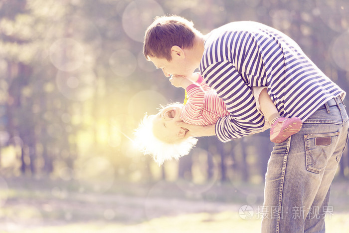 父亲抱着小笑的孩子