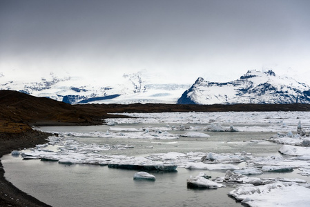 冰川泻湖的冰山图片